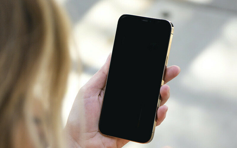 <p>Apple, bu yıl içinde gelecek olan yeni <strong>iPhone, iPad ve Mac erişilebilirlik özelliklerine </strong>ilişkin bir önizleme tanıtımı yaptı.<strong></strong>Özellikle bir özellik var ki, en çok dikkat çeken işlev oldu. Konuşma becerilerini kaybetme riski taşıyan kişilerin aileleri, arkadaşları ve diğerleriyle iletişim kurmak için '<strong>kendi seslerine benzeyen bir ses oluşturmalarına</strong>' imkan tanıyan 'Kişisel Ses' özelliği ilgi çekti. </p>