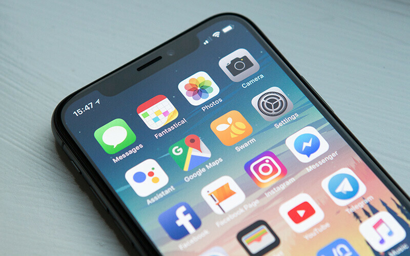 <p>Apple, özelliğin tanıtım sırasında şimdilik sadece <strong>İngilizce</strong> olarak kullanılabileceğini ve gizliliği ve güvenliği sağlamak için cihaz üzerinde makine öğrenimini kullanacağını açıkladı. </p>
