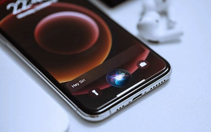 <h3><strong>ARAMALARDA DA KULLANILACAK</strong></h3><p>Kişisel Ses, iPhone, iPad ve Mac kullanıcılarının <strong>telefon görüşmeleri, FaceTime aramaları ve yüz yüze görüşmeler</strong> sırasında yüksek sesle söylenmesi için söylemek istediklerini yazmalarına imkan tanıyan <strong>Canlı Konuşma</strong> adlı başka bir yeni erişilebilirlik özelliğiyle entegre edilecek.</p>