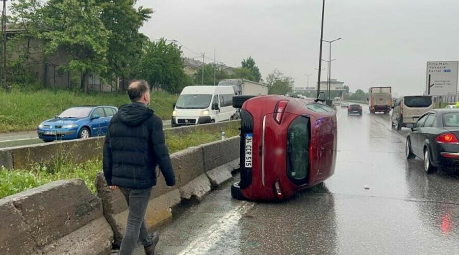 İstanbul’da su birikintisine giren otomobil takla attı