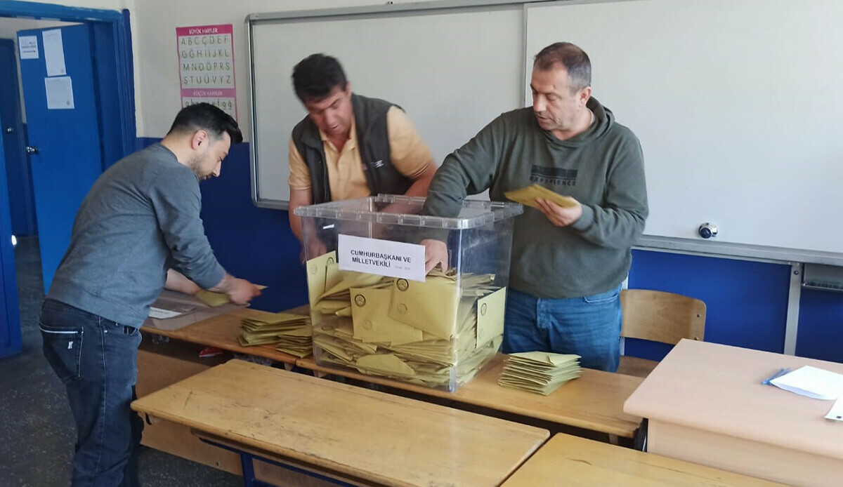 Depremzede sandığa koştu, Erdoğan 8 ilde fark attı