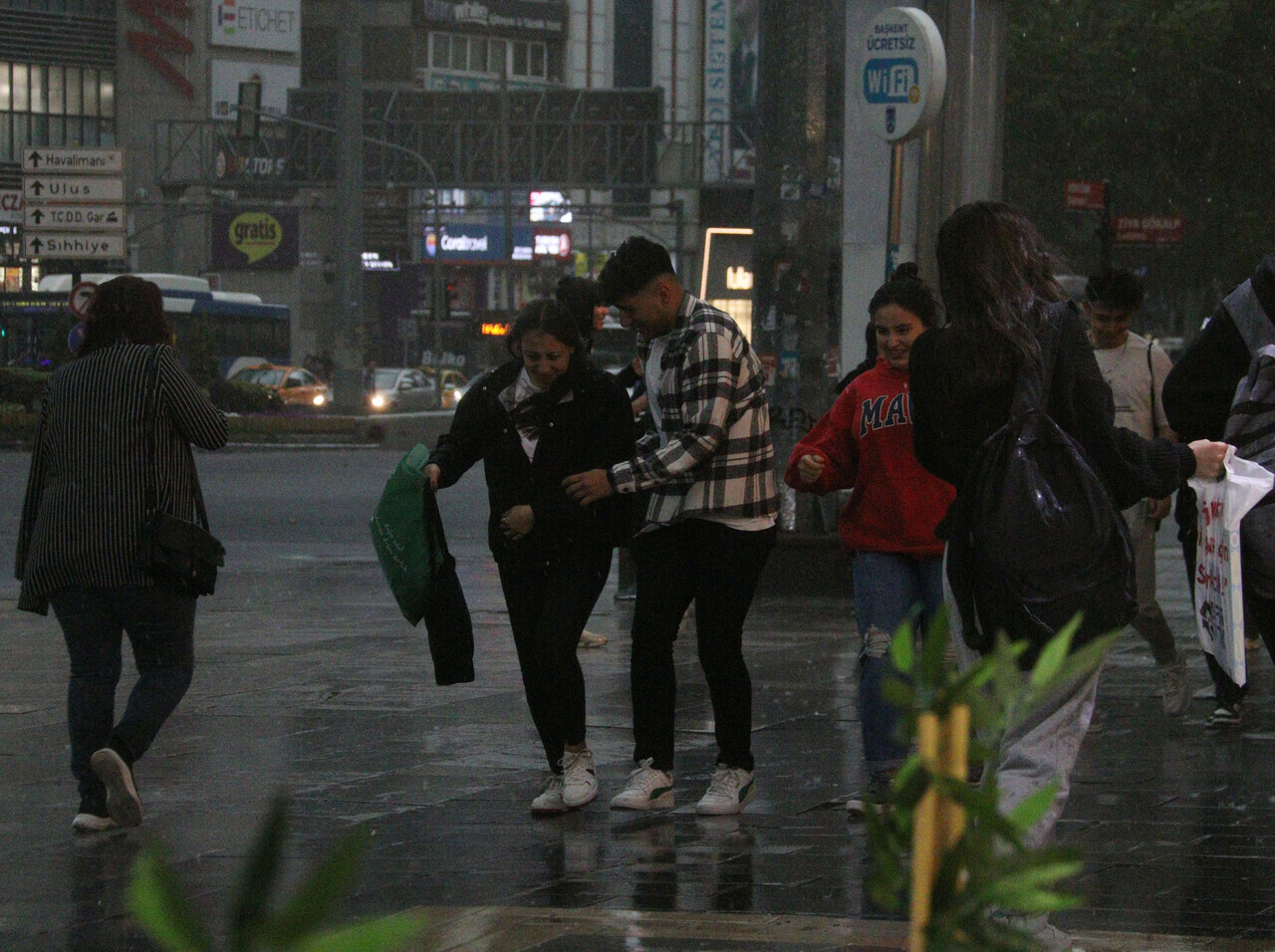 Meteoroloji'den 6 bölge, 25 ilde kırmızı alarm! Sağanak ve fırtına vuracak