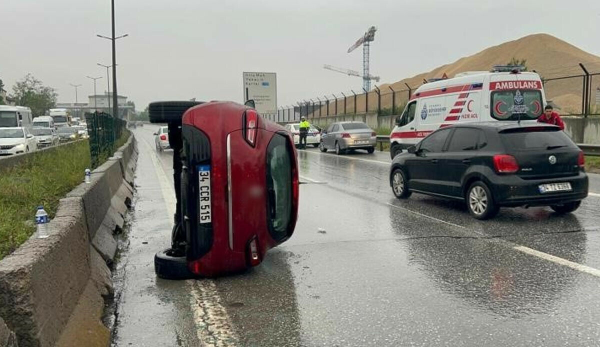 İstanbul’da su birikintisine giren otomobil takla attı İstanbul’da su birikintisine giren otomobil takla attı