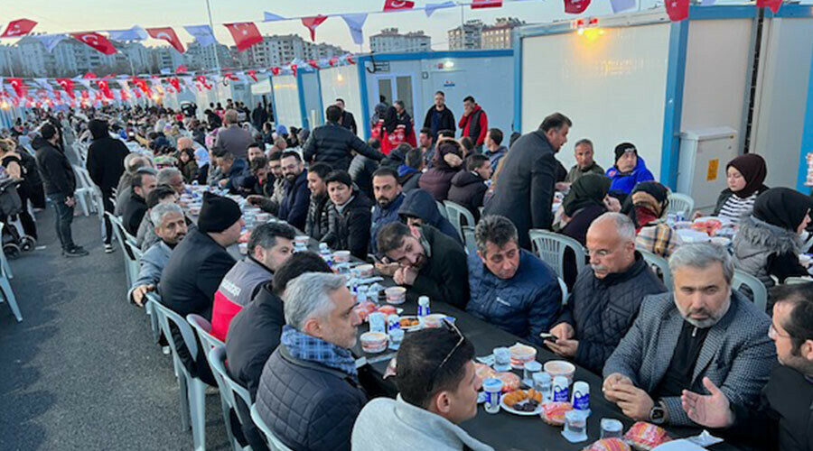 Sadakataşı deprem bölgesine yardım ulaştırmaya devam ediyor