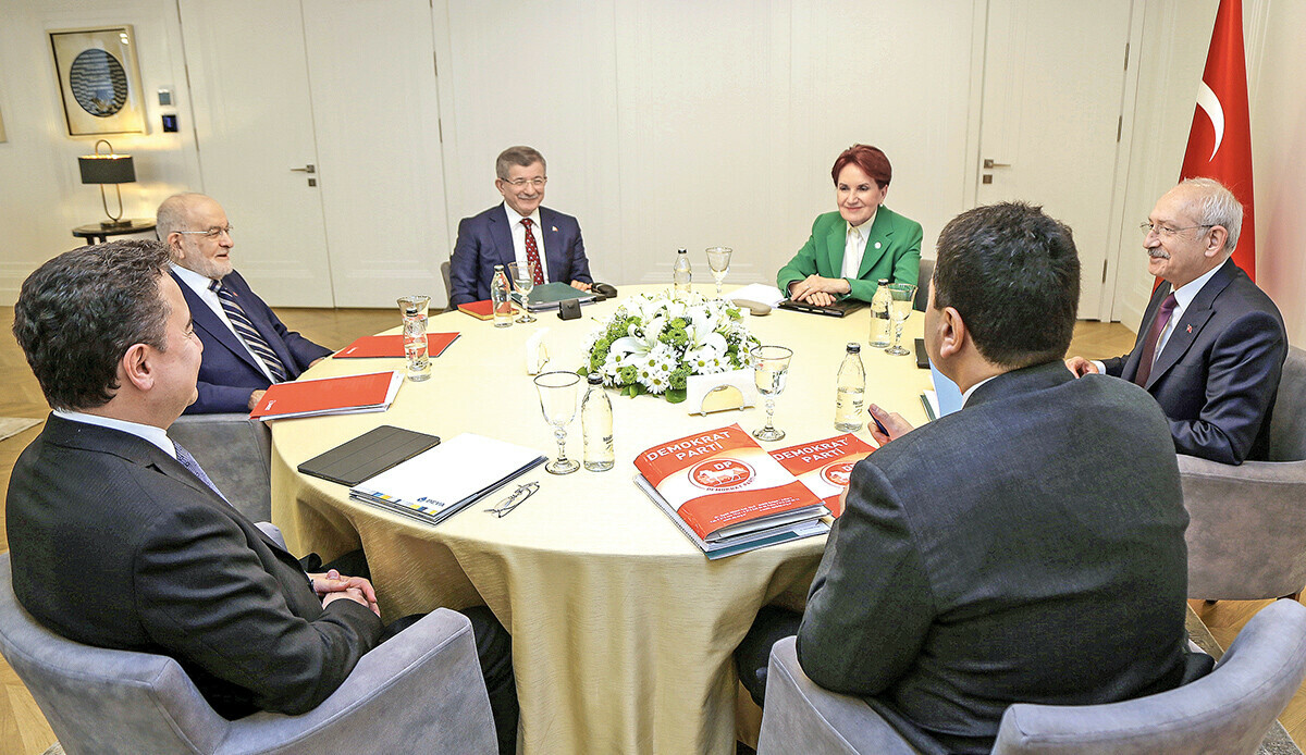 Küçük ortaklar 'grup' arayışında: Altılı masanın partileri, Meclis'te lidersiz kaldı Küçük ortaklar 'grup' arayışında: Altılı masanın partileri, Meclis'te lidersiz kaldı