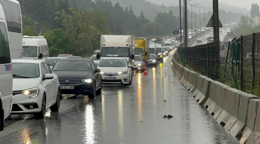 İstanbul’da su birikintisine giren otomobil takla attı