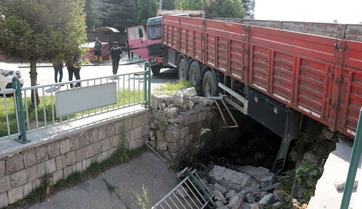 Freni patlayan kamyonet dehşet saçtı! 3 aracı biçti, tır dorsesini kanala sürükledi