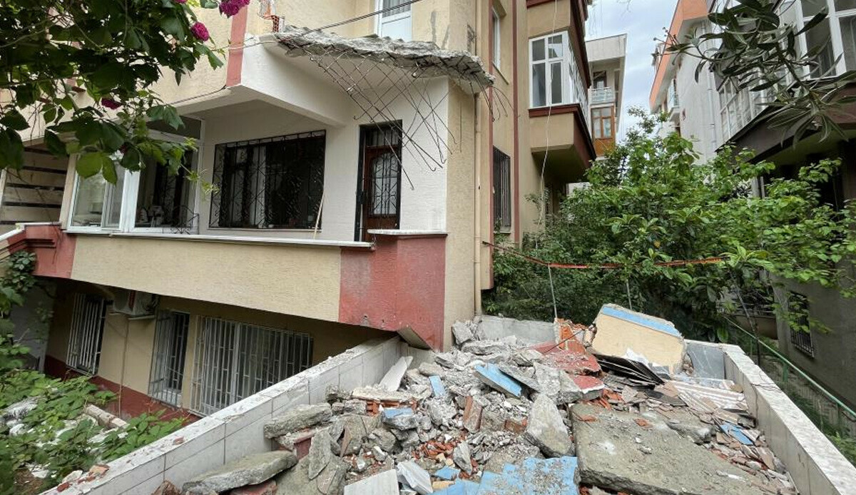 Avcılar’da panik anlar! Balkonu çöken 36 yıllık bina tahliye edildi Avcılar’da panik anlar! Balkonu çöken 36 yıllık bina tahliye edildi