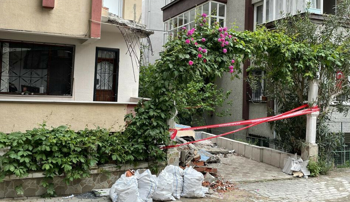 Avcılar’da panik anlar! Balkonu çöken 36 yıllık bina tahliye edildi