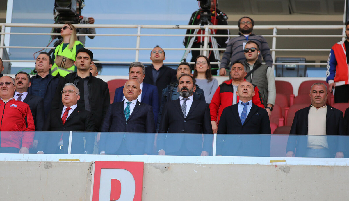 Mecnun Otyakmaz başkanlığı bırakıyor! "Sivasspor'u zor günler bekliyor" Mecnun Otyakmaz başkanlığı bırakıyor! "Sivasspor'u zor günler bekliyor"
