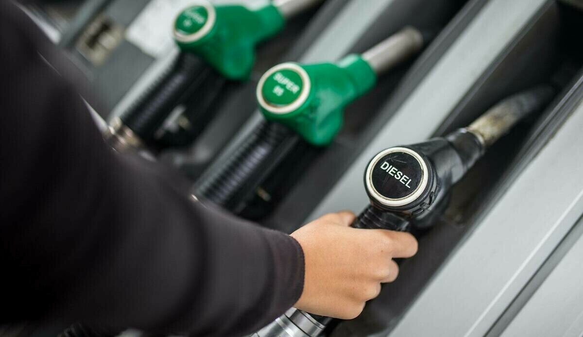 Akaryakıt fiyatlarına gece yarısı zam geldi: Motorinin litresi yeniden 20 TL sınırında Akaryakıt fiyatlarına gece yarısı zam geldi: Motorinin litresi yeniden 20 TL sınırında