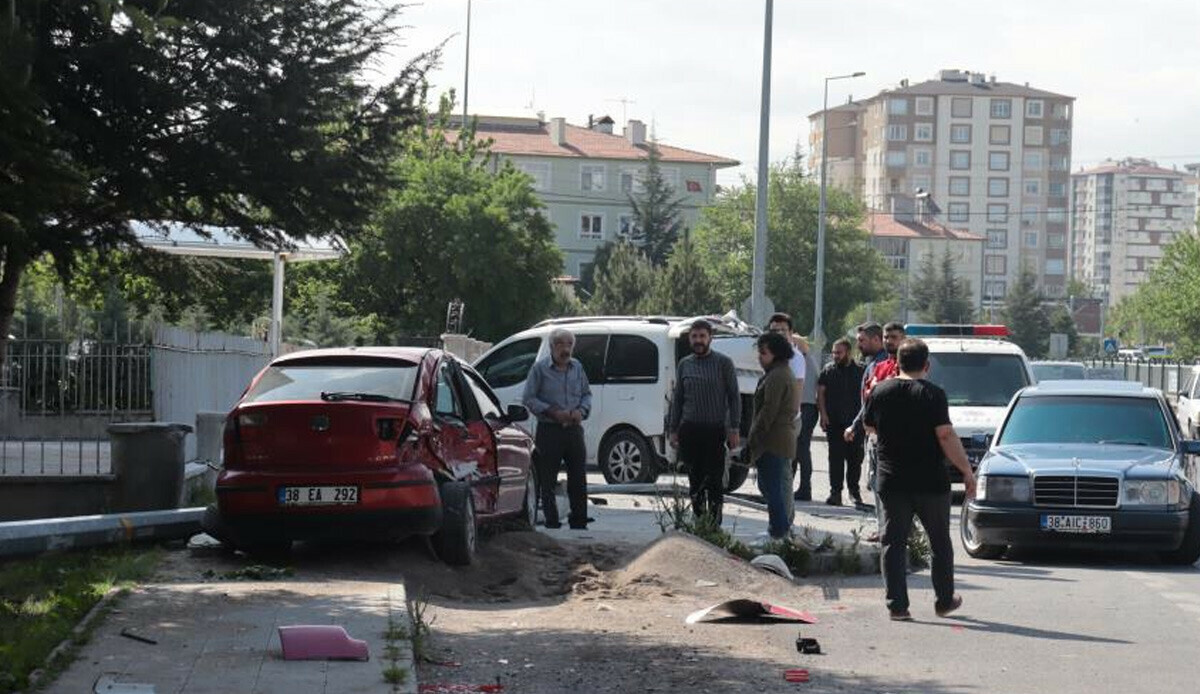 Freni patlayan kamyonet dehşet saçtı! 3 aracı biçti, tır dorsesini kanala sürükledi