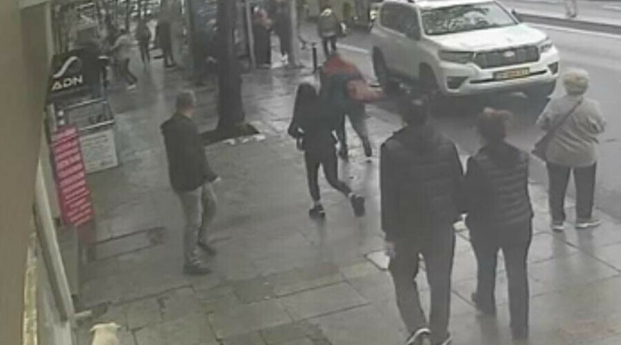 İstanbul’da bıçaklı ev sahibi dehşeti kamerada: Kiracısından 10 bin lira zam istemiş