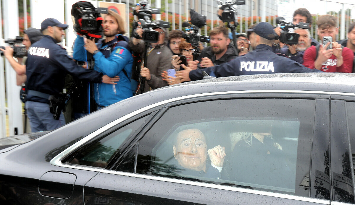 Eski İtalya Başbakanı Berlusconi 6 hafta sonra taburcu oldu