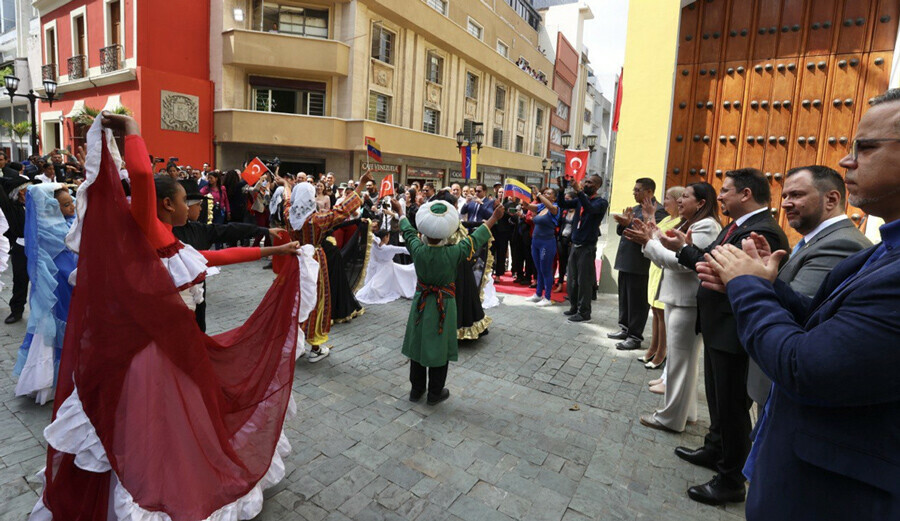 İki ülke tarihine yeni bir sayfa! Sembol caddeye 'Türkiye Cumhuriyeti Caddesi' adı verildi İki ülke tarihine yeni bir sayfa! Sembol caddeye 'Türkiye Cumhuriyeti Caddesi' adı verildi