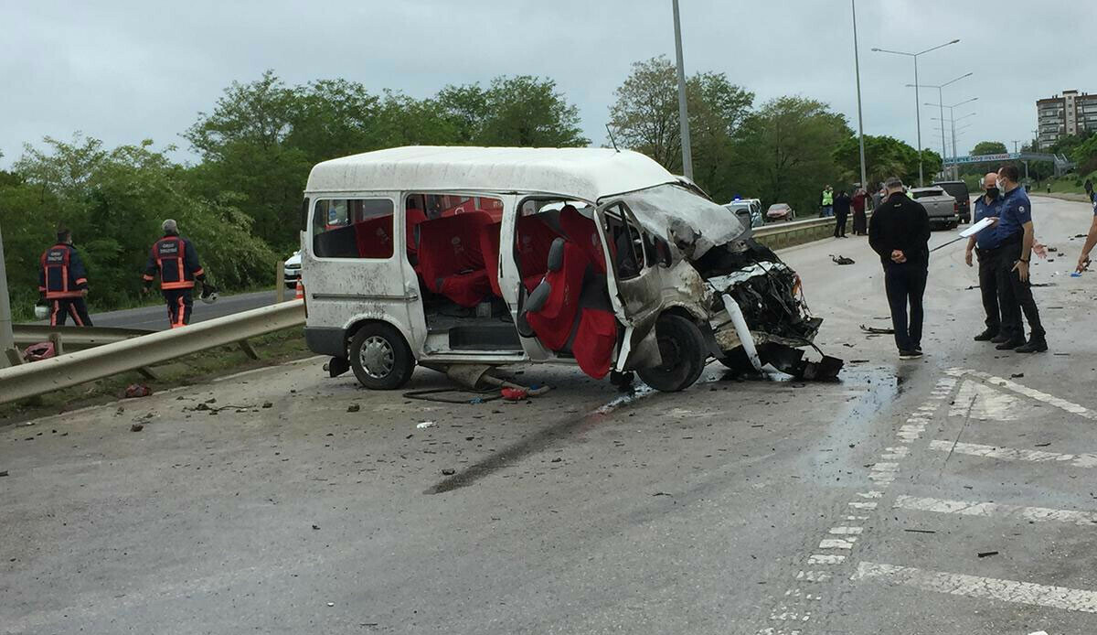 Minibüs ile kamyonet çarpıştı, can pazarı yaşandı: Çok sayıda yaralı var Minibüs ile kamyonet çarpıştı, can pazarı yaşandı: Çok sayıda yaralı var