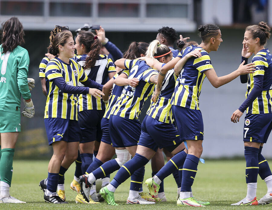 Derbide kazanan Fenerbahçe finalde! Galatasaray kendi evinde lige havlu attı Derbide kazanan Fenerbahçe finalde! Galatasaray kendi evinde lige havlu attı