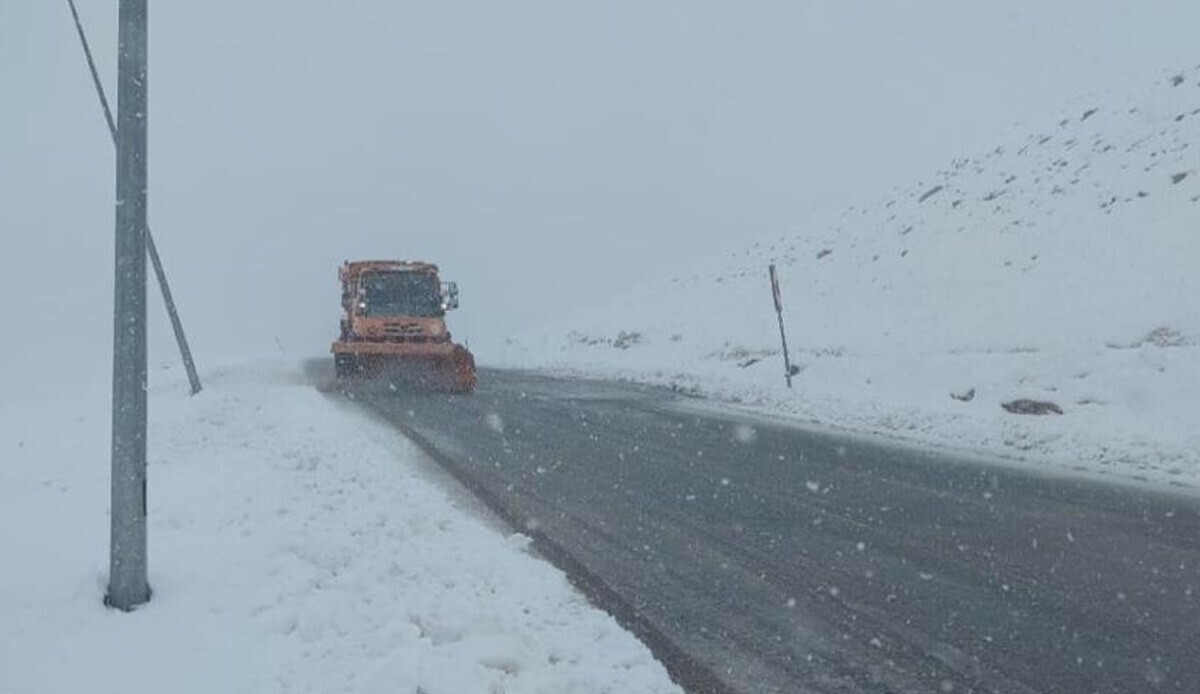 Haziran&#039;a az bir süre kala etkili olan kar yağışı görenleri şaşkına uğrattı!