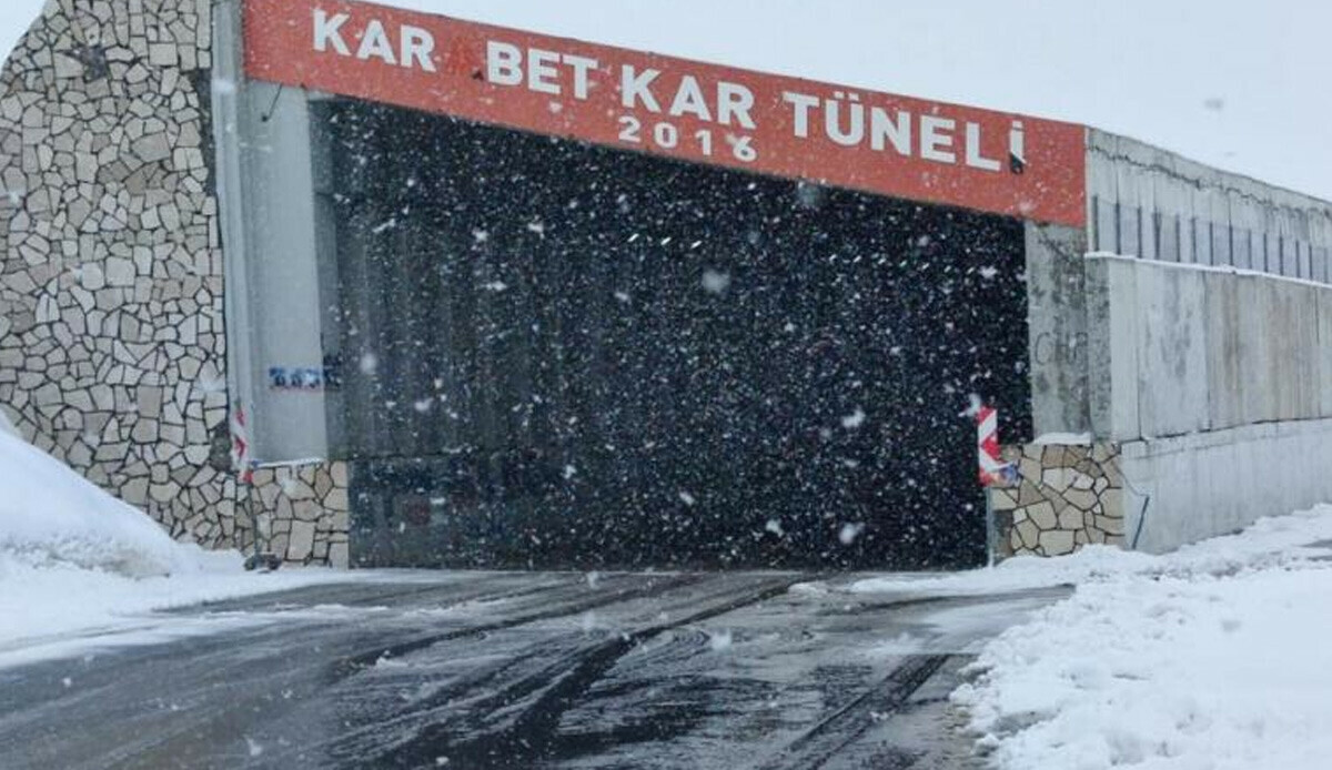 Haziran'a az bir süre kala etkili olan kar yağışı görenleri şaşkına uğrattı! Haziran'a az bir süre kala etkili olan kar yağışı görenleri şaşkına uğrattı!
