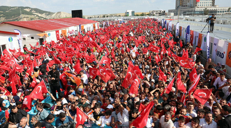 Cumhurbaşkanı Erdoğan deprem bölgesinde CHP'ye sert sözlerle yüklendi: Cahil de menfaatçi de sizsiniz! Cumhurbaşkanı Erdoğan deprem bölgesinde CHP'ye sert sözlerle yüklendi: Cahil de menfaatçi de sizsiniz!
