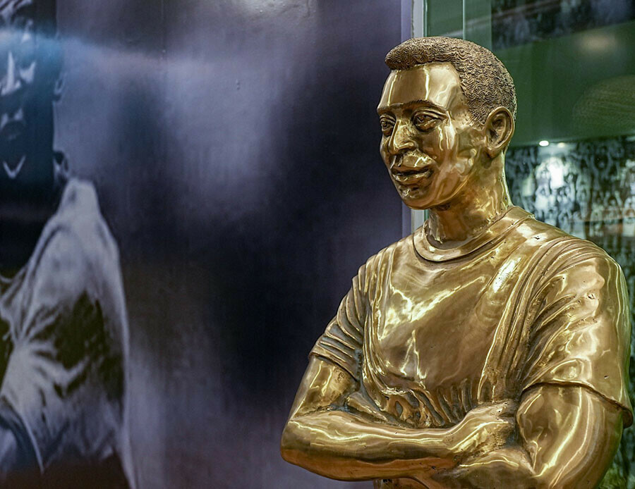 Dünya futbol tarihine geçen Pele'nin mozolesi ziyarete açıldı Dünya futbol tarihine geçen Pele'nin mozolesi ziyarete açıldı