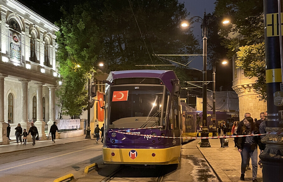 Gülhane'de tramvay raydan çıktı