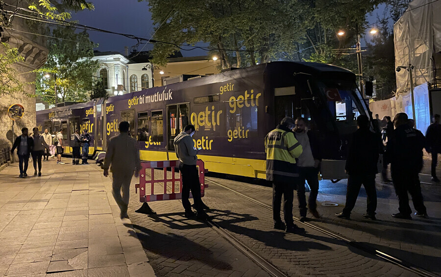 Gülhane'de tramvay raydan çıktı
