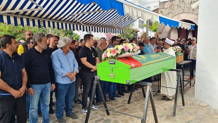 Bir annenin en acı vedası! İki evladını aynı anda toprağa verdi