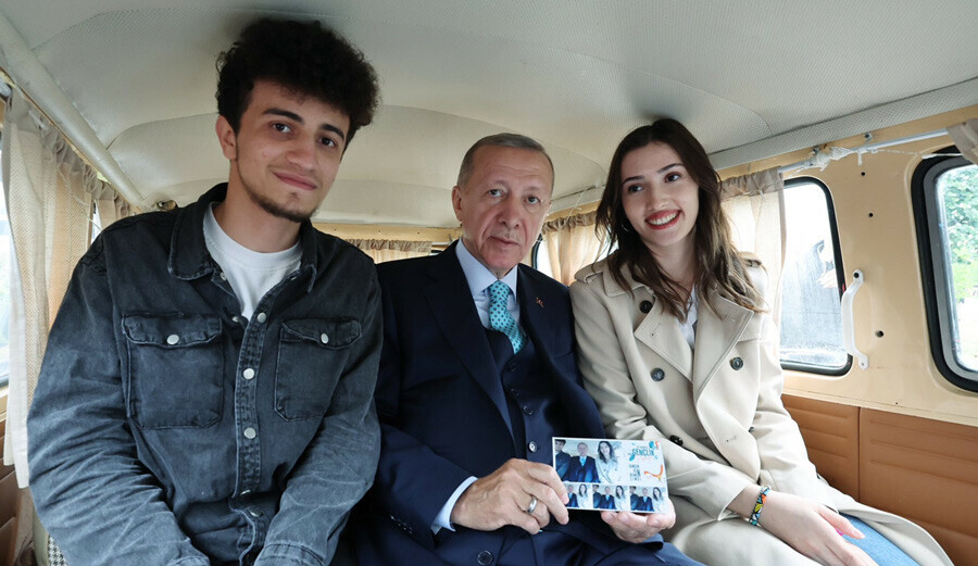 Cumhurbaşkanı Erdoğan'ın gençlerle buluşmasında renkli anlar Cumhurbaşkanı Erdoğan'ın gençlerle buluşmasında renkli anlar