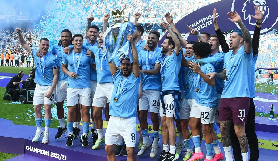 Manchester City'nin şampiyonluk kupası kaptan İlkay Gündoğan'ın ellerinde kalktı Manchester City'nin şampiyonluk kupası kaptan İlkay Gündoğan'ın ellerinde kalktı