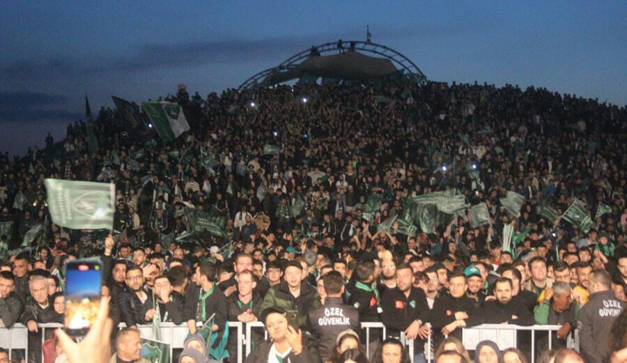 Şampiyon Kocaelispor binlerce taraftarıyla birlikte kupayı kaldırdı Şampiyon Kocaelispor binlerce taraftarıyla birlikte kupayı kaldırdı