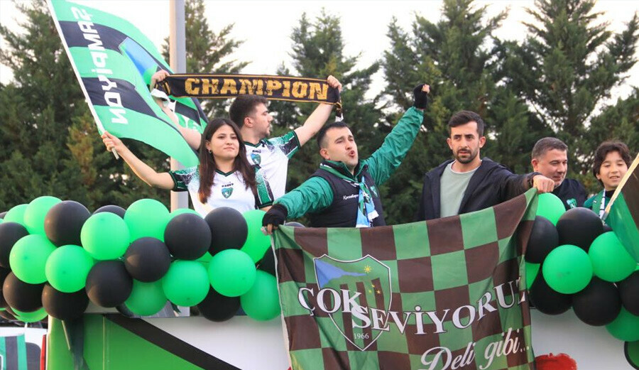 Şampiyon Kocaelispor binlerce taraftarıyla birlikte kupayı kaldırdı Şampiyon Kocaelispor binlerce taraftarıyla birlikte kupayı kaldırdı