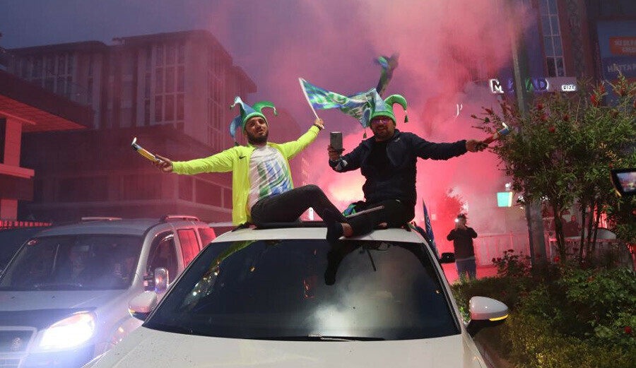 <p>Spor Toto 1. Lig’in 38. haftasında Çaykur Rizespor, sahasında Altınordu ile golsüz berabere kaldı. Maçın bitimiyle birlikte Rize'de sokaklar ve caddeler bayram yerine döndü. Stattan ayrılan taraftar kent sokaklarında arabaları ile meşaleler yakarak kutlamalar yaptı. Rize Meydanı'nda toplanan taraftarlar horon eşliğinde Süper Lig'e yeniden yükselmenin keyfini çıkardı.</p>