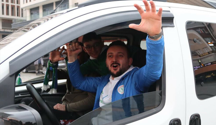<p><strong>“Ligde kalıcı olmak istiyoruz”</strong></p><p>Süper Lig'de artık kalıcı olmak istediklerini belirten bir başka taraftar Batuhan Yıldız ise, <strong>“Biz normalde alışığız. Rizespor bir sene düşer, bir sene çıkar. Önemli olan şehrinin takımına sahip çıkmaktır. Yine Rizeliler meydanda takımına sahiptir. İnşallah rehavete fazla kapılmadan 2-3 gün sonra gelecek sezonun planlarını yapıp, ligde kalıcı olmak istiyoruz. Rizelinin istediği budur”</strong> dedi.</p>