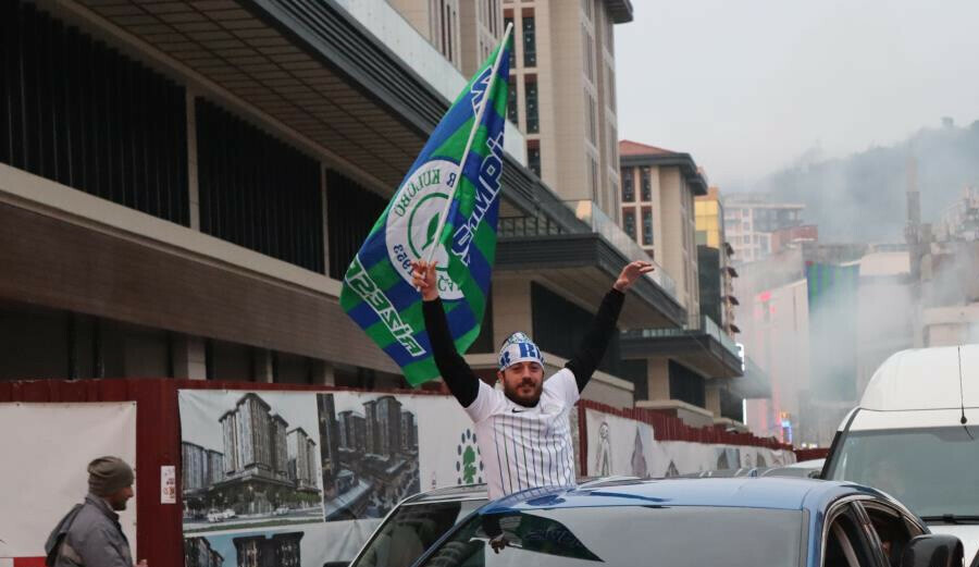 <p><strong>“Rizespor’un şampiyonluğunu kutluyoruz”</strong></p><p>Karadeniz takımlarından Çaykur Rizespor’un Süper Lig'e çıkmasının gurur verici olduğunu söyleyen taraftarlardan Fatih Çakmak, <strong>“Karadeniz takımının Süper Lig'e çıkması gurur verici. Ben bir Trabzonsporluyum. Trabzonluyum ama şu anda buradayım ve Rizespor’un şampiyonluğunu kutluyoruz. İyi ki buradayız. İyi ki Rizespor şampiyon oldu” </strong>ifadelerini kullandı.</p>
