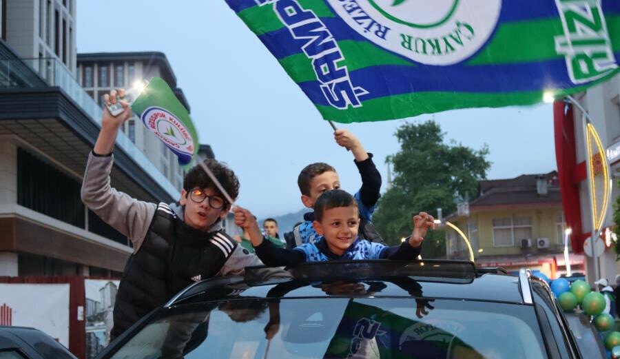 <p><strong>“Ben Rizespor için cezaevi yatmış adamım”</strong></p><p>Süper Lig'e çıktıkları için mutluluk duyduklarını söyleyen İslam Korkmaz ise, <strong>“Mutluyuz, gururluyuz. Çocuklarımızla beraber kutlamaya geldik. İnşallah Süper Lig'de kalıcı olur. Bir daha düşmez diyorum. İnşallah tüm halkımızı tüm Rizelileri meydana bekliyoruz. Takımımıza başarılar diliyoruz. Ben Rizespor için cezaevi yatmış adamım”</strong> diye konuştu. (İHA)</p>
