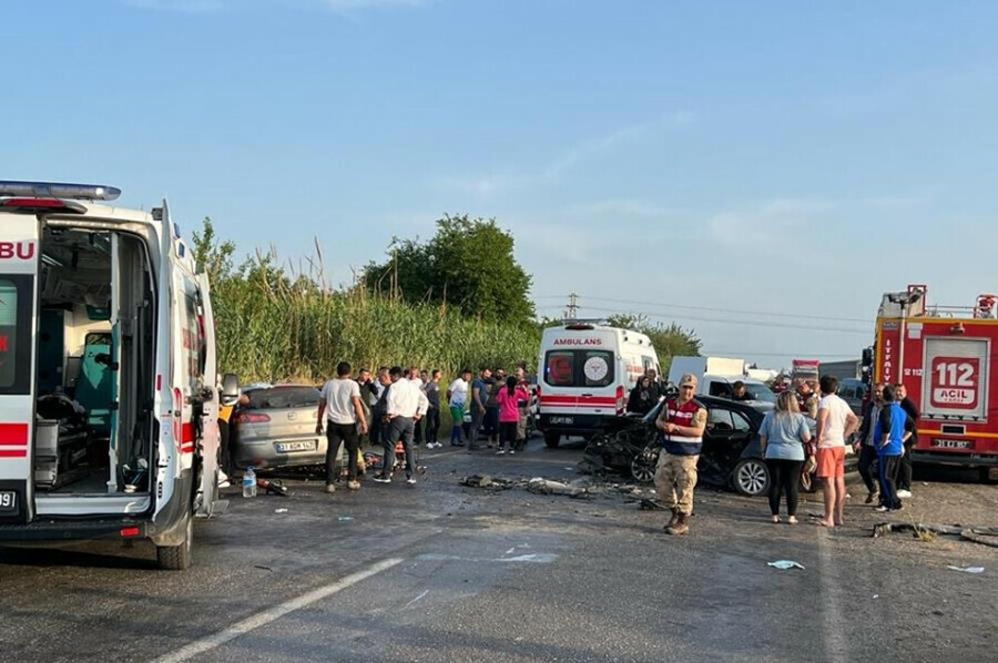 Hatay'da arabalar çarpıştı, ölü ve yaralılar var Hatay'da arabalar çarpıştı, ölü ve yaralılar var