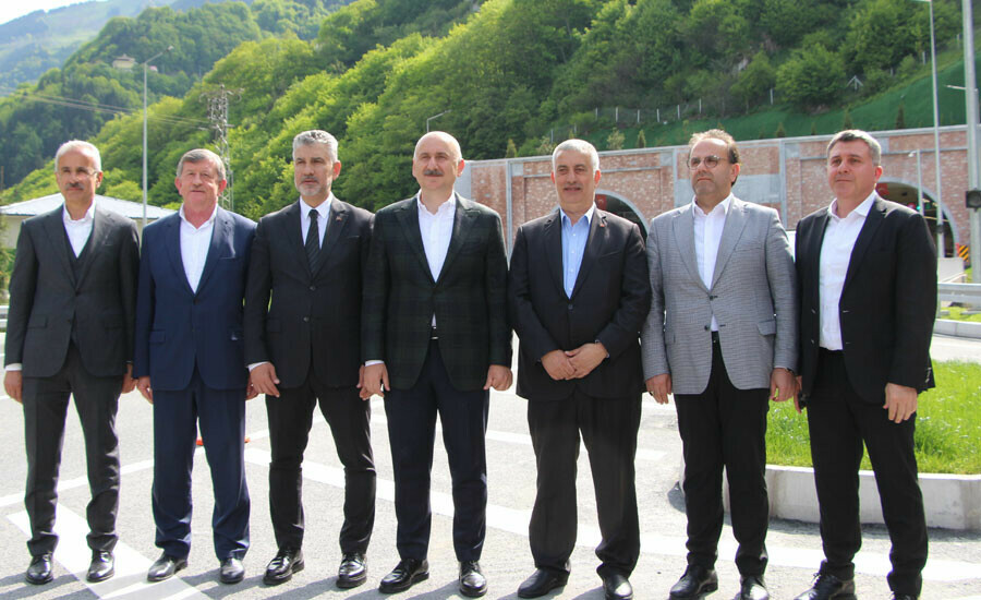 Vatandaşlar Yeni Zigana Tüneli’ni çok sevdi! "3 Mayıs’tan itibaren 100 binin üzerinde araç kullandı” Vatandaşlar Yeni Zigana Tüneli’ni çok sevdi! "3 Mayıs’tan itibaren 100 binin üzerinde araç kullandı”