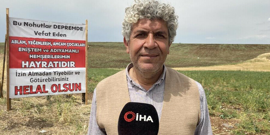 Depremzede, nohut tarlasını vatandaşlara açıp “Helal olsun” pankartı astı  Depremzede, nohut tarlasını vatandaşlara açıp “Helal olsun” pankartı astı