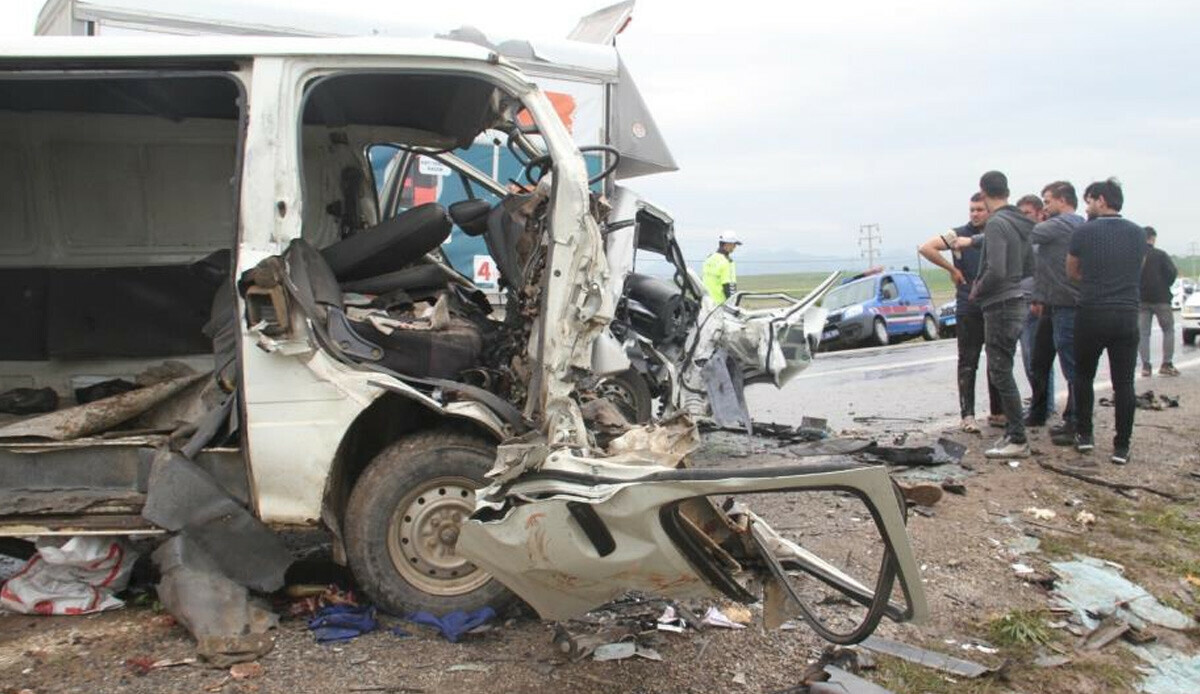 Konya’da feci kaza! Kamyonetle minibüs çarpıştı: 2 ölü, 3 yaralı