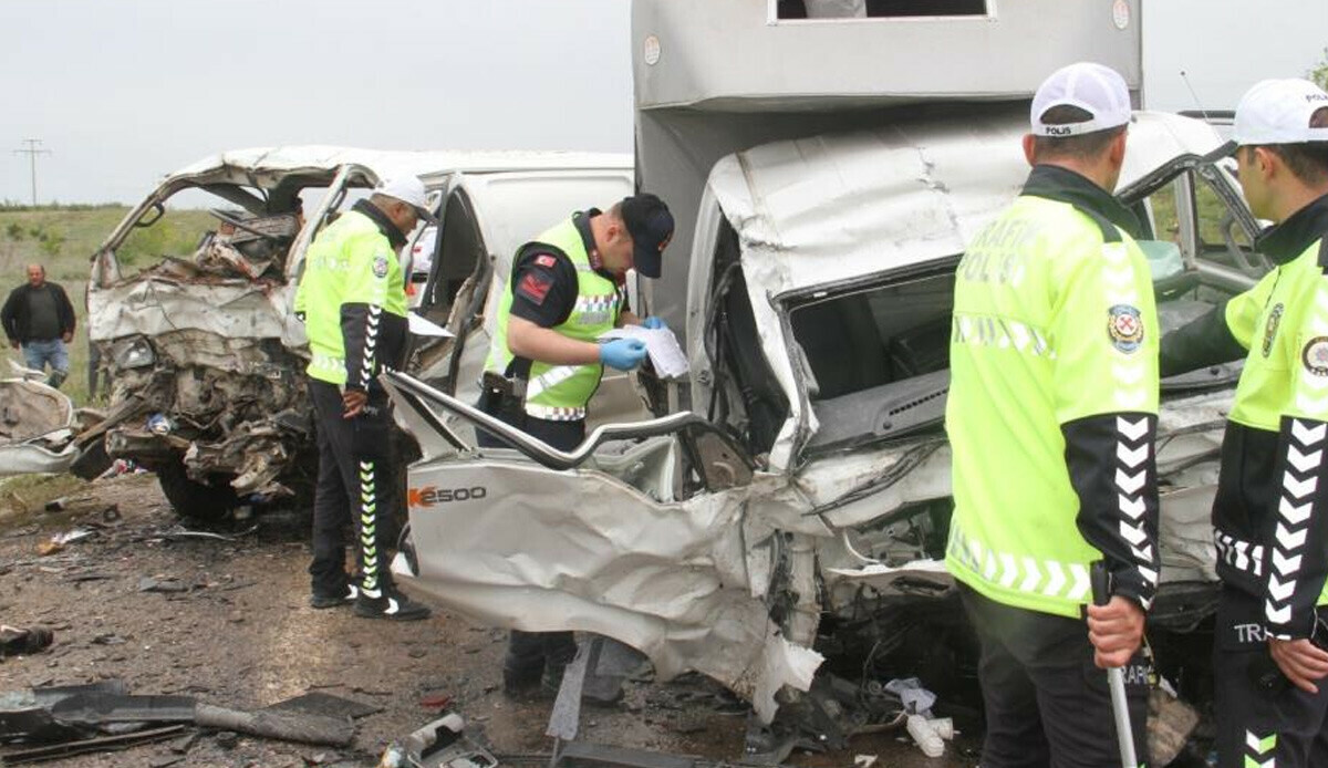 Konya’da feci kaza! Kamyonetle minibüs çarpıştı: 2 ölü, 3 yaralı Konya’da feci kaza! Kamyonetle minibüs çarpıştı: 2 ölü, 3 yaralı