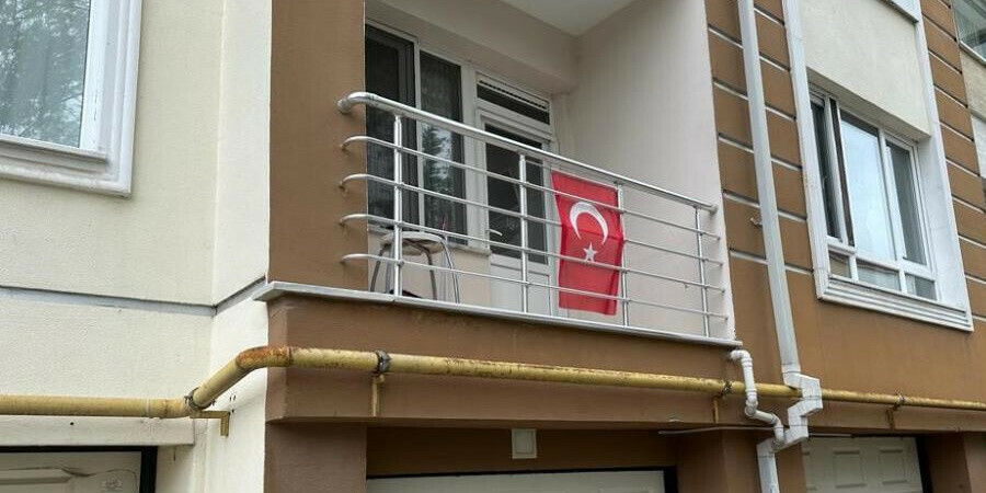 Eskişehir'deki depremzedeye çirkin saldırı! Türk bayrağını yırtıp evine yumurta attılar Eskişehir'deki depremzedeye çirkin saldırı! Türk bayrağını yırtıp evine yumurta attılar