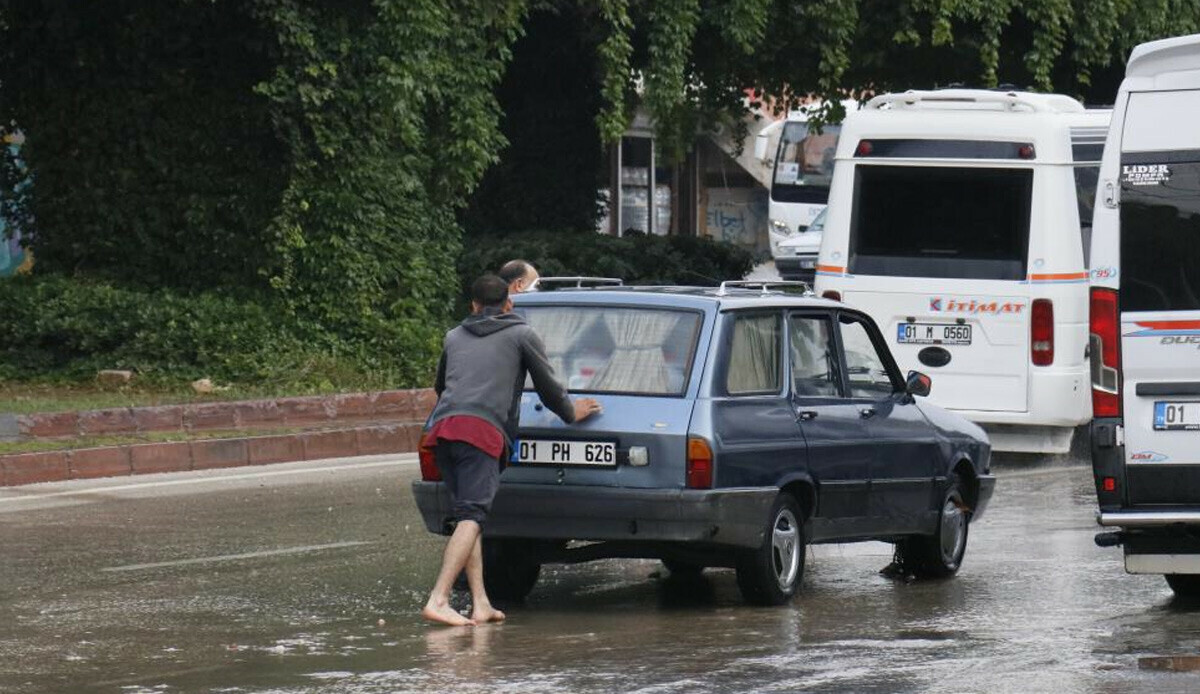 Adana’da sağanak her yeri göle çevirdi: Sürücüler zor anlar yaşadı Adana’da sağanak her yeri göle çevirdi: Sürücüler zor anlar yaşadı