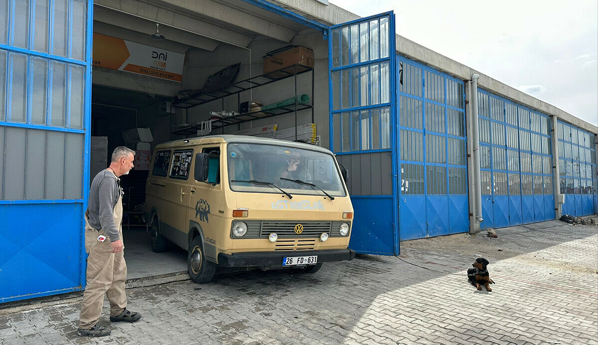38 yaşındaki minibüs karavana dönüştü hedefi ülke turu