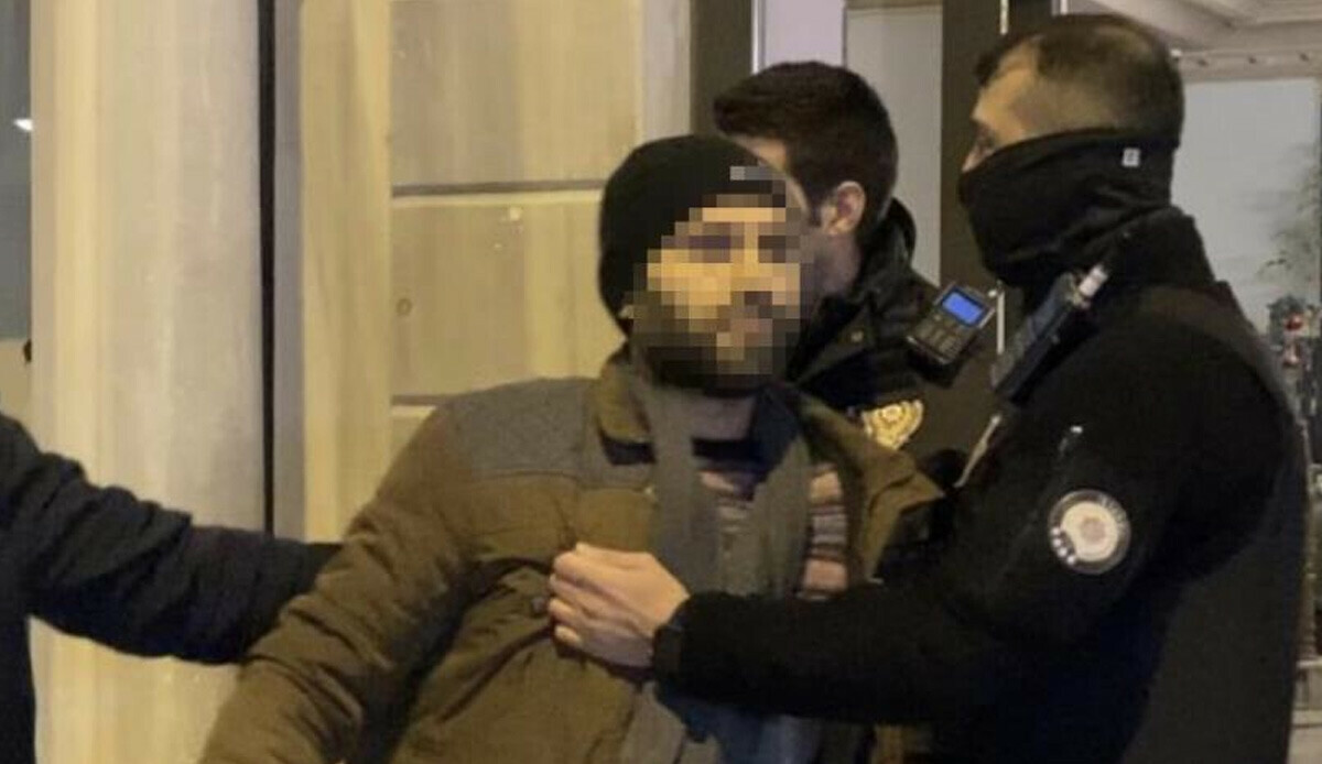 Galata’da dehşet anlar! 'Ölmek istiyorum' diyerek çantayı fırlattı, çevredekiler birbirlerini ezdi Galata’da dehşet anlar! 'Ölmek istiyorum' diyerek çantayı fırlattı, çevredekiler birbirlerini ezdi