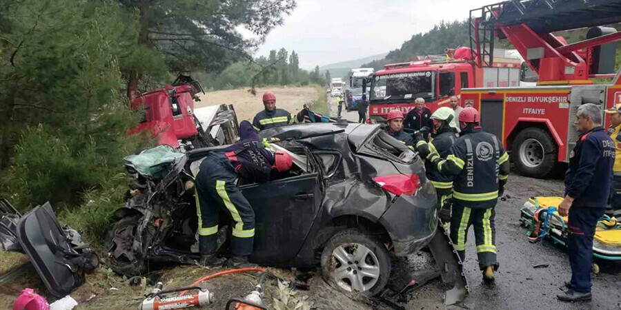 Denizli'de feci kaza: 2'si çocuk 4 kişi öldü Denizli'de feci kaza: 2'si çocuk 4 kişi öldü
