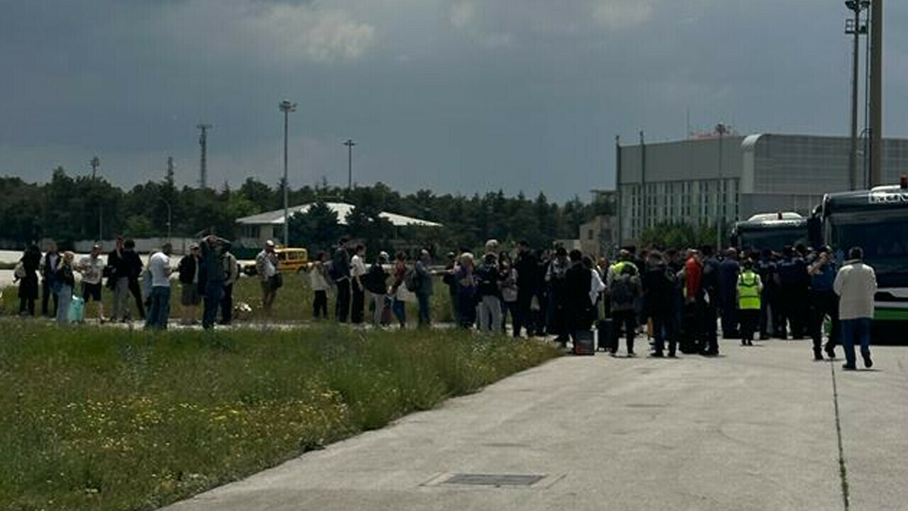 Esenboğa Havalimanı’nda sıcak saatler! Uçakta bomba ihbarı ekipleri harekete geçirdi Esenboğa Havalimanı’nda sıcak saatler! Uçakta bomba ihbarı ekipleri harekete geçirdi