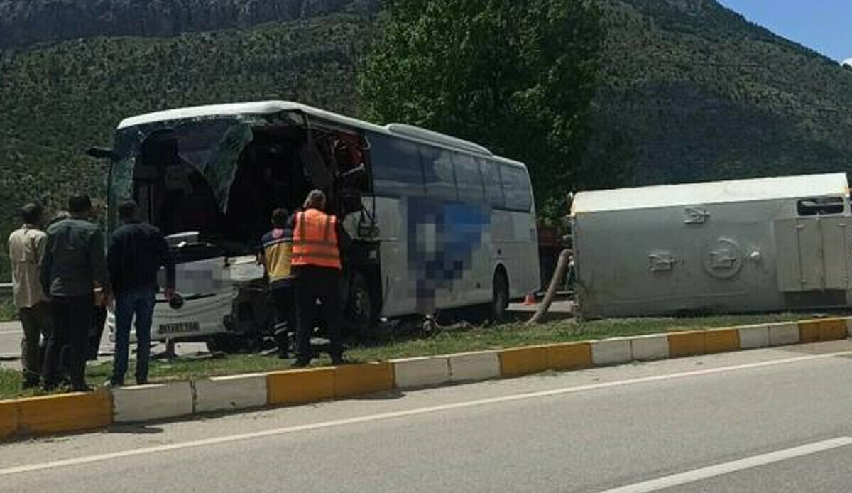 Konya'da yolcu otobüsü ile temizlik aracı çarpıştı! 1 ölü, 15 yaralı Konya'da yolcu otobüsü ile temizlik aracı çarpıştı! 1 ölü, 15 yaralı