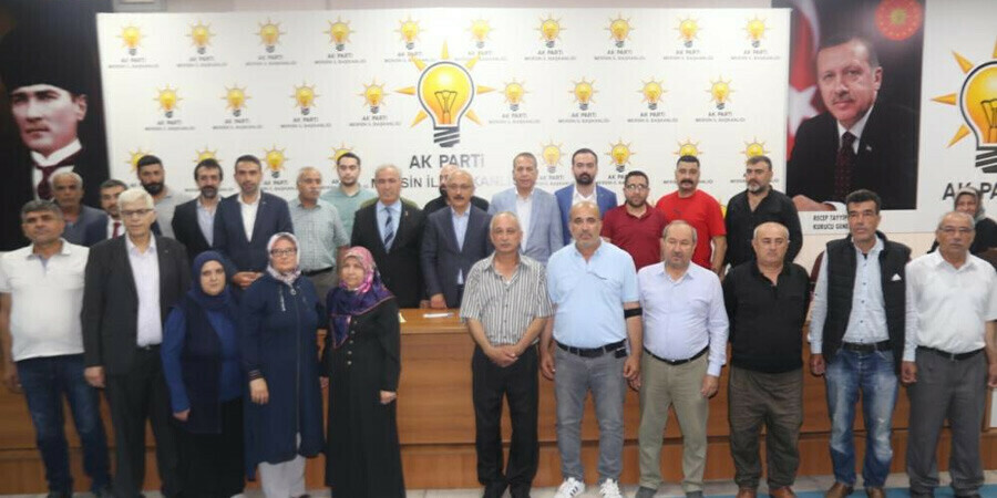 İYİ Parti'den istifa edip AK Parti'ye katıldılar! Rozetlerini Lütfi Elvan taktı İYİ Parti'den istifa edip AK Parti'ye katıldılar! Rozetlerini Lütfi Elvan taktı