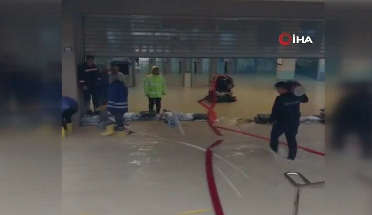 Ankara'yı sağanak vurdu! Yollar göle döndü, araçlar sular altında kaldı Ankara'yı sağanak vurdu! Yollar göle döndü, araçlar sular altında kaldı